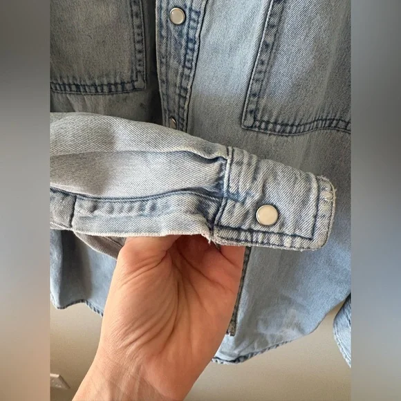 Gorgeously worn denim button down - Picture 2 of 5